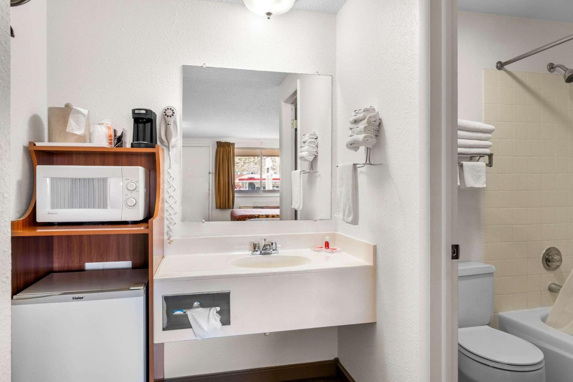 Econo Lodge Miles City Exteriör bild